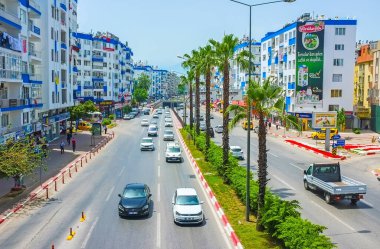 ANTALYA, TURKEY - 13 Mayıs 2017: Türkiye 'nin Antalya kentindeki Yener Ulusoy Bulvarı' nda mağazaları, ofisleri ve hızlı trafiği olan konutlar