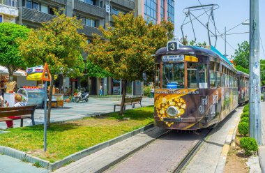 ANTALYA, TURKEY - 13 Mayıs 2017: Turizm caddesinde yemyeşil ağaçlar, fast food ve dondurma tezgahları, Antalya, Türkiye