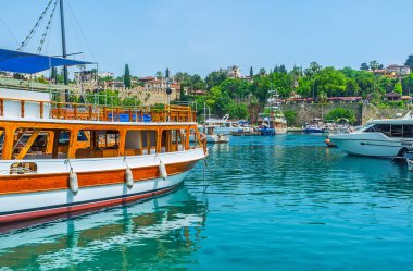 Türkiye 'nin Antalya limanında demirli eski ve modern tekneler