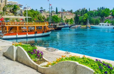 Roma Limanı 'nın turist seti renkli nonoş çiçek yataklarıyla süslenmiş, Antalya, Türkiye