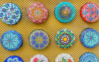 Çiçek, geometrik, yıldız ve diğer çeşitli İslami kalıplarla süslenmiş küçük banyo sabun kutularıyla dolu standı, Antalya, Türkiye
