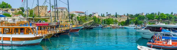 Roma Limanı 'nın (Port Kaleici) Panorama' sı demirli turizm gemileri, yelkenli yatlar ve balıkçı tekneleri, Antalya, Türkiye