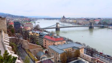 Budapeşte 'nin Tuna, Szechenyi Zinciri Köprüsü, Buda çatıları ve Pest ilçesinin arka planında Macaristan parlamento binası bulunan en üst manzarası