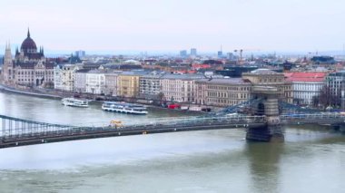 Tuna Nehri üzerindeki tarihi Szechenyi Zinciri Köprüsü ve arkada Gotik Parlamento binası bulunan şehir manzarası, Budapeşte, Macaristan