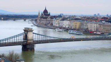 Buda Kalesi Tepesi tarihi Szechenyi Zincir Köprüsü 'nü, Pest Bank' taki Gotik Parlamento 'yu ve Budapeşte, Macaristan' daki Margaret Köprüsü 'nü izliyor.