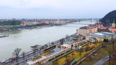 Tuna Nehri, Buda Kalesi Çarşısı, Gellert Tepesi ve Budapeşte Budapeşte, Macaristan 'daki Budapeşte Şatosu' nun sarp kayalıkları ile yağmurlu şehrin panoramik manzarası