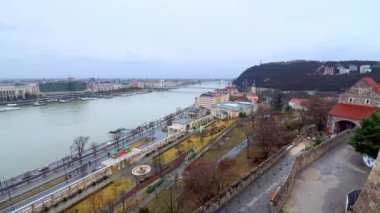 Budapeşte şehrinin en üst manzarası Castle Garden Çarşısı, Tuna Nehri, Gellert Tepesi, Buda seti, Elisabeth Köprüsü ve Pest arka planda, Macaristan