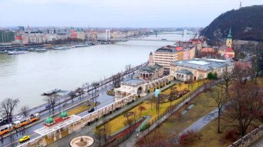 Budapeşte 'den Budapeşte Kalesi Tepesi' ne kadar Castle Garden Çarşısı, Tuna Nehri, Gellert Tepesi, setten geçen arabalar, Elisabeth Köprüsü ve Macaristan 'ın Pest,