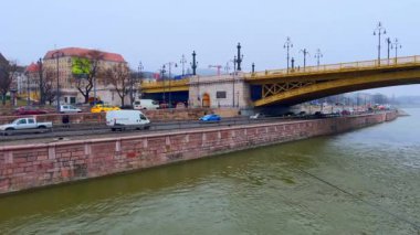 Angelo Rotta 'nın işlek sabah trafiği ve Tuna Nehri üzerindeki tarihi sarı Margaret Köprüsü, Budapeşte, Macaristan