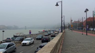 Yoğun trafiği olan Angelo Rotta seti panoraması, karşı kıyıdaki Tuna Nehri ve Gotik Parlamento binası, Budapeşte, Macaristan