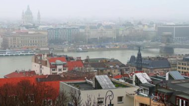 Sisli Budapeşte 'de devasa kubbe ve Aziz Stephen Bazilikası' nın yüksek çan kuleleri, Pest ilçesinin tarihi ve modern otelleri, Tuna Nehri ve Budapeşte, Macaristan 'ın çatıları yükseliyor.