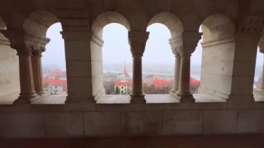 Balıkçı Kalesi 'nin kapalı taş galerisi, Macaristan' ın Budapeşte kentindeki Tuna Nehri ve Gotik Parlamento binası ile eski kasaba bölgelerine bakıyor.