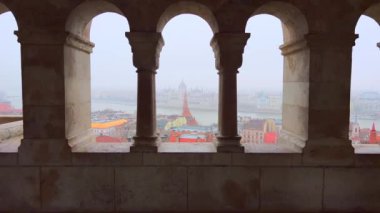 Budapeşte, Macaristan 'da Budapeşte, Gotik Parlamentosu ve Tuna Nehri manzaralı Balıkçı Kalesi' nin kemerli pencereleri.