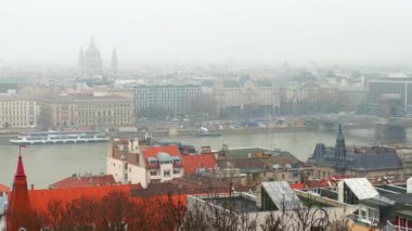 Balıkçı Kalesi manzarası Budapeşte 'nin sisli ufuk çizgisini Tuna Nehri, Pest konutları, Aziz Stephen Bazilikası, Zincir Köprüsü, Parlamento, Macaristan ile birlikte açıyor
