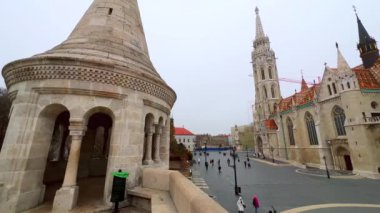 Macaristan 'ın başkenti Budapeşte' deki Matthias Kilisesi 'ndeki Kutsal Üçlü Meydanı' ndaki Balıkçı Kalesi 'nin ve Aziz Stephen heykelinin oyulmuş taş kuleleri ve surları.