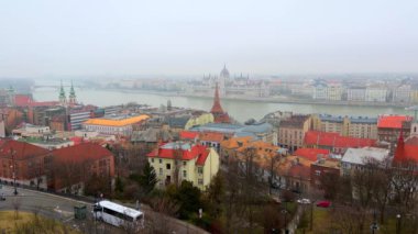 Budapeşte ve Tuna Nehri 'nin tarihi Buda ve Pest bölgeleri arasında Balıkçı Kalesi' nden şehrin çatılarını, kubbelerini ve kulelerini, Macaristan 'ı gözlemliyor.