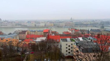 Sisli Budapeşte 'nin eski çatıları, Tuna Nehri, Pest' in seti ve simgeleri - Aziz Stephen Bazilikası, tarihi ve modern oteller, Zincir Köprüsü, Parlamento, Macaristan