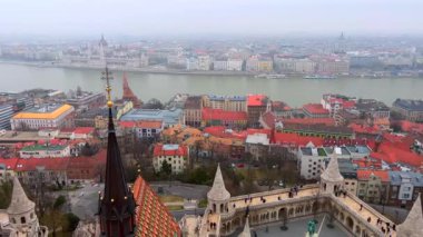 Budapeşte 'nin sisli kış panorama' sı ortaçağ Matthias Kilisesi çan kulesinin Balıkçı Kalesi, Buda, Macaristan 'ın tepesinde yer alır.