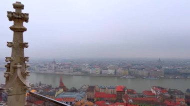 Gotik taş, Matthias Kilisesi 'nin çan kulesine Tuna Nehri, Parlamento binası, eski şehir çatıları ve kubbeleri, Budapeşte, Macaristan' ın sisli şehir manzarasına karşı dekoru kazıdı.