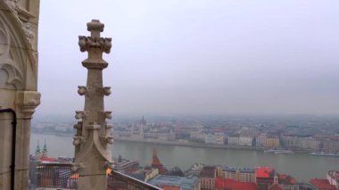 Tuna Nehri 'nin Panoraması, Budapeşte, Macaristan' daki Matthias Kilisesi çan kulesinden Buda ve Pest 'in simgeleri