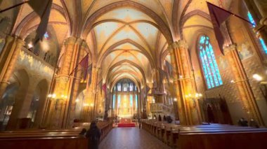 Macaristan 'ın Budapeşte kentinde tarihi Matthias Kilisesi' nin mozaik sütunlar, vitray pencereler ve duvarlarda freskler ile süslenmiş bahçesinin manzarası.