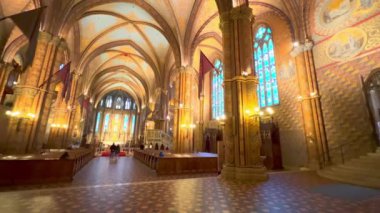 Tarihi Matthias Kilisesi manzarası, fresklerle, oymalarla, yaldızlı desenlerle süslenmiş, Budapeşte, Macaristan