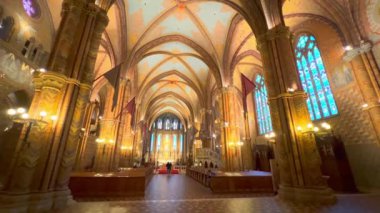 Orta Çağ Matthias Kilisesi, Budapeşte, Macaristan 'ın zengin freskli Gotik iç mekanının panoraması