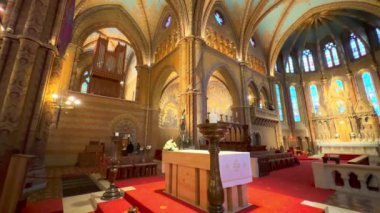 Matthias Kilisesi 'nin zengin dekore edilmiş ana sunağının panoraması oyulmuş Gotik sunaklar, freskler, heykeller, antika organlar ve pirzola kaslı tavan, Budapeşte, Hungary