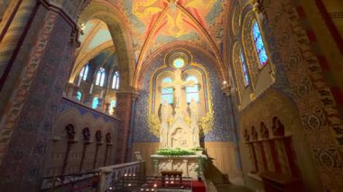 Heykeltraş edilmiş Kutsal Haç Şapeli 'nin panoraması, haç heykeli, renkli freskler ve pirzola kubbeli tavan, Matthias Kilisesi, Budapeşte, Macaristan