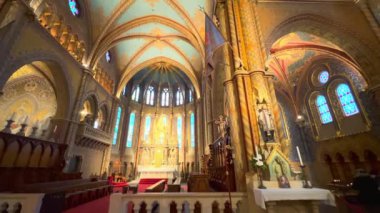 Matthias Kilisesi namaz salonunun panorama 'sı renkli freskler, zengin dekore edilmiş koro, pirzola kasalı tavan ve vitraylı pencereler, Budapeşte, Macaristan