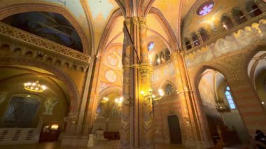 Matthias Kilisesi 'nin panoramik dua salonunda oyulmuş Gotik süslemeler, freskler, heykeller ve pirzola kubbeli tavan, Budapeşte, Macaristan