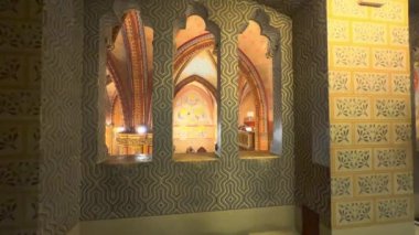 Tarihi Gotik Matthias Kilisesi 'nin boyalı üst terası, Macaristan Budapeşte, Macaristan' da renkli freskler, sütunlar ve kaburgalarla döşenmiş tavan manzarasını açıyor.