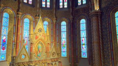 Macaristan 'ın Budapeşte kentinde, duvarlarda boyalı camlar ve renkli fresklerle süslenmiş başyapıt Matthias Kilisesi' nin manzarası.