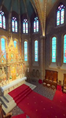 Ortaçağ Matthias Kilisesi 'nin (Buda Taç Giyme Töreni Kilisesi) dekore edilmiş, duvarlarda ve kasalarda vitray ve freskler bulunan süslü maymun, sunak ve korosu, Budapeşte, Macaristan