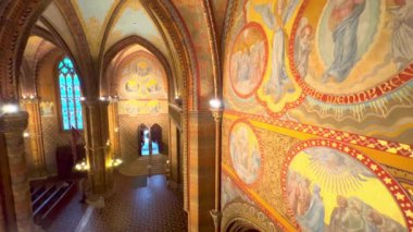 Orta Çağ Matthias Kilisesi 'nin dikey manzarası, oyulmuş sütunlar, boyalı camlar ve duvarlarda freskler, Budapeşte, Macaristan