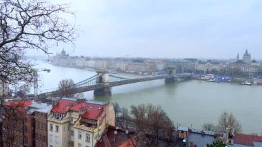 Budapeşte şehri, Szechenyi Zinciri Köprüsü, Tuna Nehri, Pest Bölgesi, Parlamento ve Macaristan 'daki Buda Şatosu Tepesi' nden Aziz Stephen Bazilikası