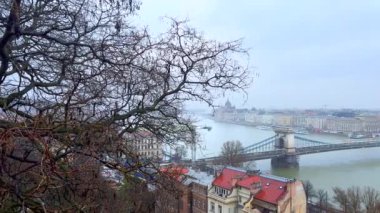 Budapeşte 'de sisli kış havası var. Budapeşte' de Budapeşte Kalesi 'nden Parlamento binası, Tuna Nehri, Szechenyi Zinciri Köprüsü, Pest seti, Aziz Stephen Bazilikası, Macaristan