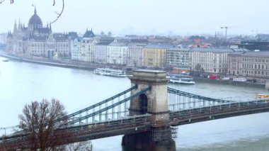 Budapeşte 'de sisli kış Tuna Nehri, Szechenyi Zinciri Köprüsü ve Macaristan' ın Budin Kalesi Tepesi 'nden Parlamento manzaralı