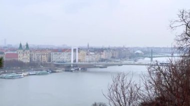 Buda Kalesi Tepesi Tuna Nehri, Elisabeth Köprüsü, Pest ve Liberty Köprüsü 'ndeki İç Şehir Kilisesi, Budapeşte, Macaristan