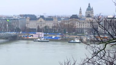 Szechenyi Köprüsü ve Pest siluetiyle Tuna Nehri 'nin sisli kış manzarası St Stephen Bazilikası, tarihi köşkler, oteller ve arka planda çarpıcı Gotik Parlamento, Budapeşte, Macaristan