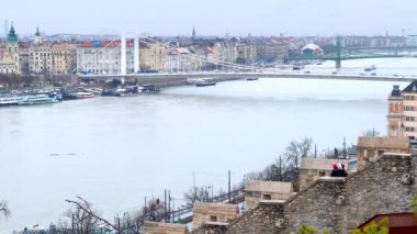 Buda Kalesi Tepesi Tuna Nehri, Özgürlük ve Elisabeth Köprüleri, modern ve tarihi konutlara sahip Pest seti, Budapeşte, Macaristan