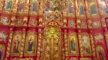 MHAR, UKRAINE - 18 Ağustos 2021: Mhar Kurtarıcı-Şekil Değiştirme Manastırı 'nın oyulmuş kırmızı-altın simgesi