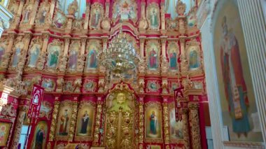 MHAR, UKRAINE - 18 Ağustos 2021: Mhar Kurtarıcı-Şekil Değiştirme Manastırı 'nın süslü Barok dua salonunun panoraması, 18 Ağustos' ta Mhar 'da