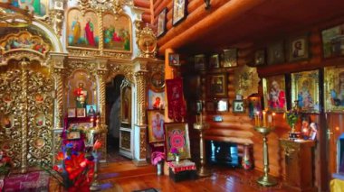 Süslü ahşap dua salonu tarihi köy kilisesi Kutsal Bakire 'nin Şefaatinde altın ikonostaz, Cherevky, Poltava Oblastı, Ukrayna