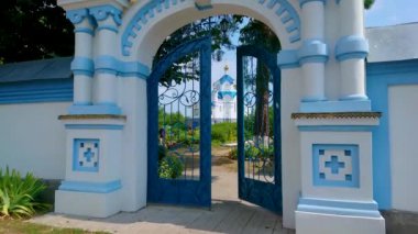 MHAR, UKRAINE - 18 Ağustos 2021: Mhar Kurtarıcı-Şekil Değiştirme Manastırı 'nın Mhar Hermitage (Hücre) kapısı, bahçesi ve kilisesi, 18 Ağustos' ta Mhar 'da