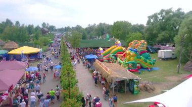 SOROCHYNTSI, UKRAINE - 20 Ağustos 2021: Sorochynsky Panorama of National Sorochynsky Fair, 20 Ağustos 'ta Sorochyntsi' de çeşitli ürünler, geleneksel yiyecekler, şarkı yarışması, eğlence ve kültürel etkinlikler düzenlendi.