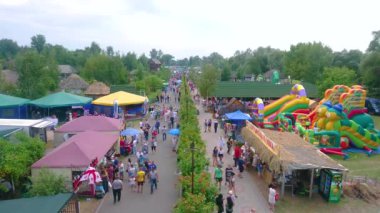 SOROCHYNTSI, UKRAINE - 20 Ağustos 2021: 20 Ağustos 'ta Sorochynsky Panayırları' nın en üst manzarası, çadırları, tezgahları, lunaparkları ve açık kafeleri, Sorochyntsi 'de