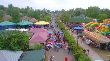 SOROCHYNTSI, UKRAINE - 20 Ağustos 2021: 20 Ağustos 'ta Sorochynsky Fuarı' nın en iyi panorama, kalabalık sokakları ve renkli çatıları ile Sorochyntsi 'de