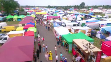 SOROCHYNTSI, UKRAINE - 20 Ağustos 2021: Ulusal Sorochynsky Fuarı, ülkenin dört bir yanından ve yurtdışından gelen tüccar ve turistlerin 20 Ağustos 'ta Sorochyntsi' de katıldığı popüler bir etkinliktir.