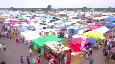 SOROCHYNTSI, UKRAINE - 20 Ağustos 2021: 20 Ağustos 'ta Sorochynsky Fuarı' nın pazar tezgahları, açık kafeler, alışveriş sokakları ve el sanatları galerileri ile en iyi panoraması Sorochyntsi